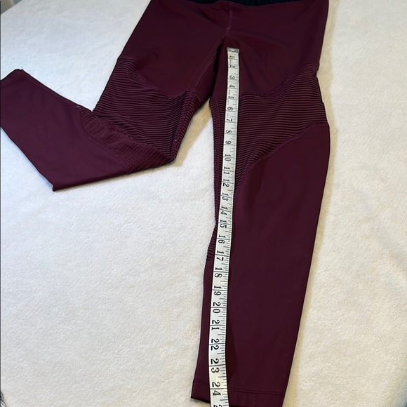 Nike women’s Black and burgundy Leggings for Dynamic Performance - Picture 5 of 5